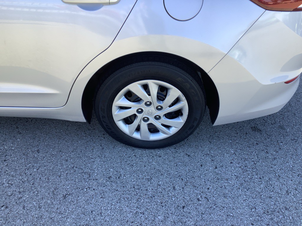 2017 Hyundai Elantra Image 11