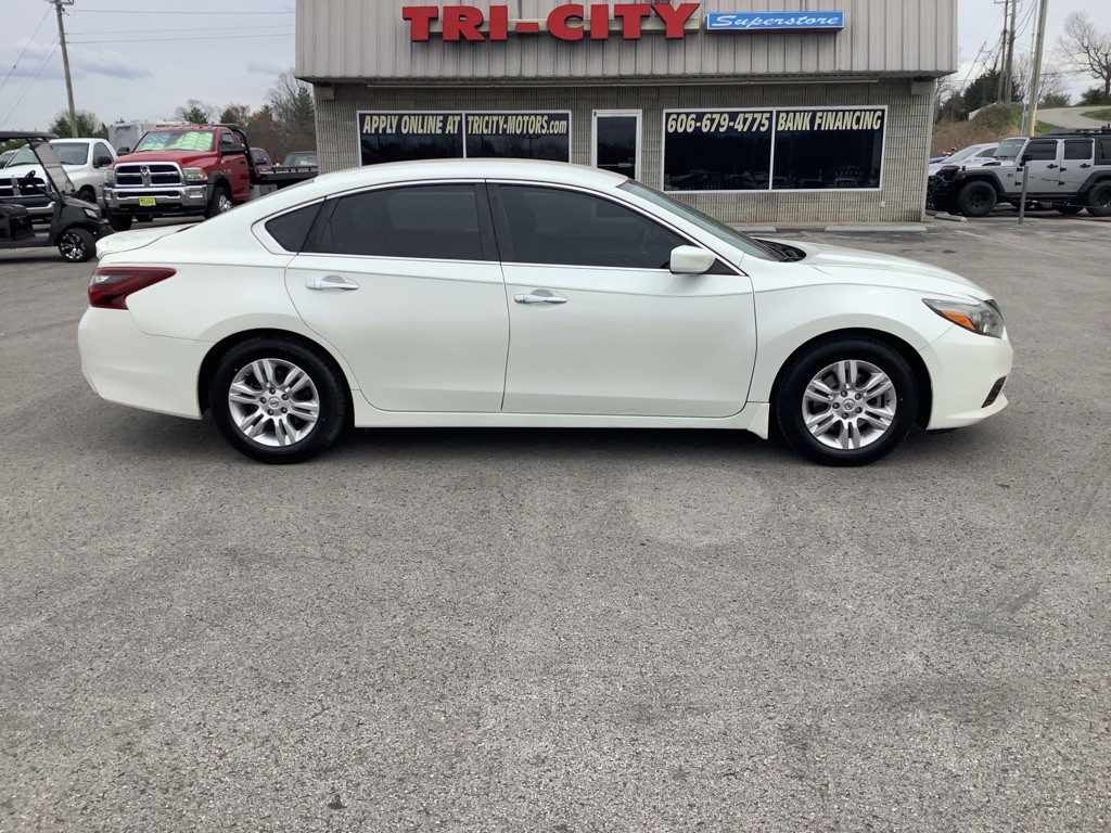 2017 Nissan Altima Image 1