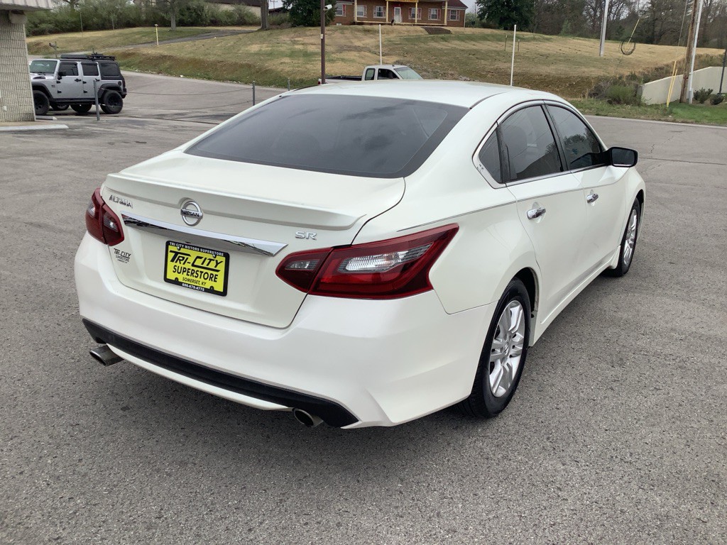 2017 Nissan Altima Image 8