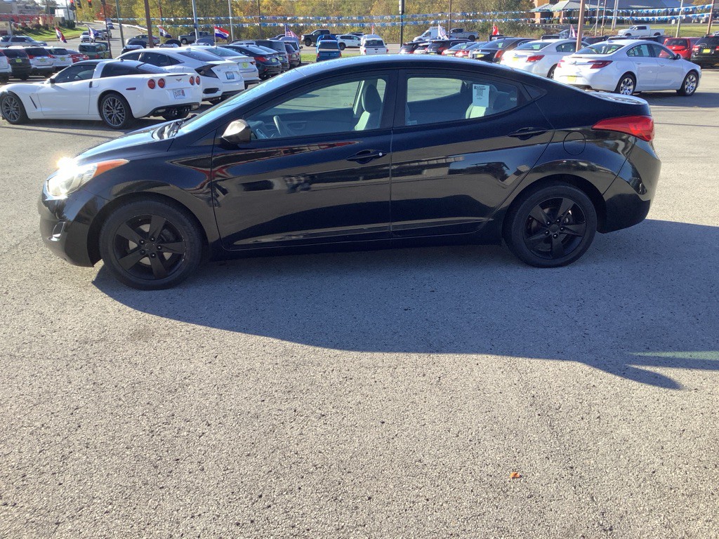 2011 Hyundai Elantra Image 1