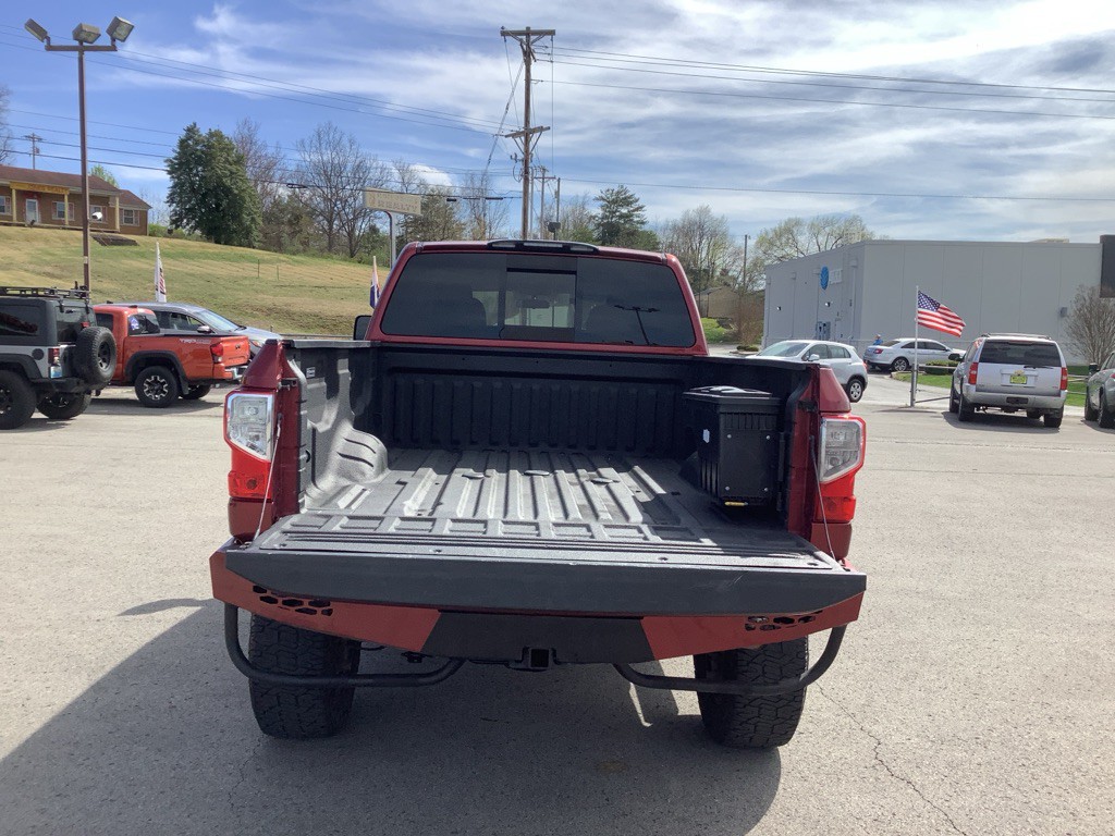 2017 Nissan Titan Image 8