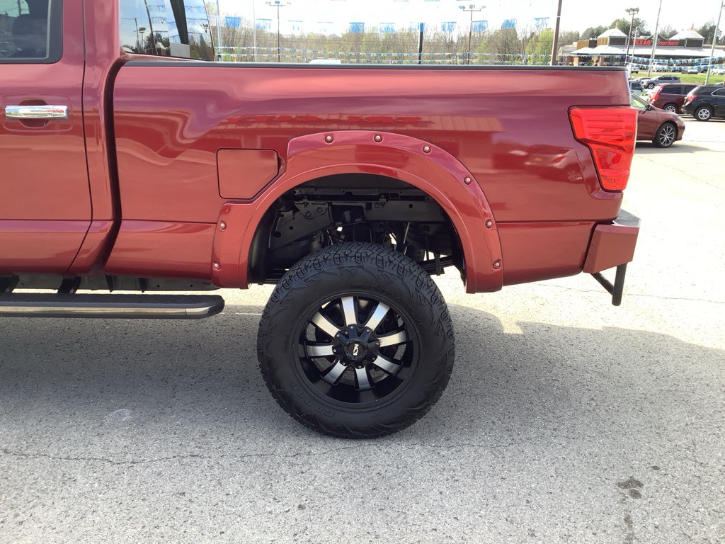 2017 Nissan Titan Image 10