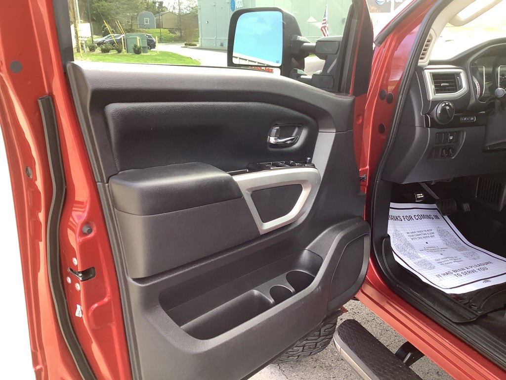 2017 Nissan Titan Image 11