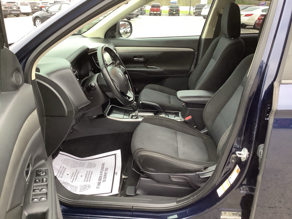 2017 Mitsubishi Outlander Image 12