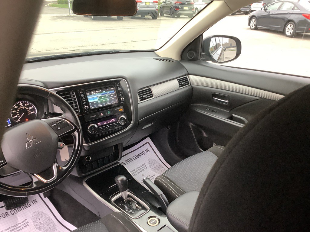 2017 Mitsubishi Outlander Image 14