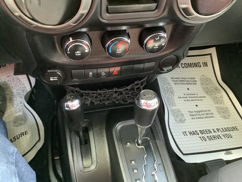 2013 Jeep Wrangler Image 18