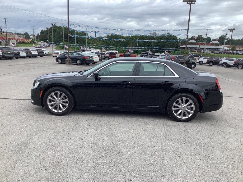 2018 Chrysler 300 Image 1