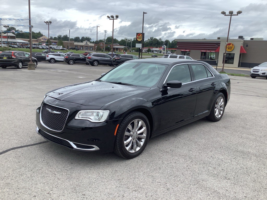 2018 Chrysler 300 Image 2
