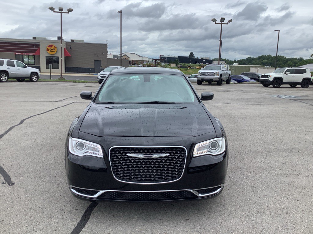 2018 Chrysler 300 Image 3