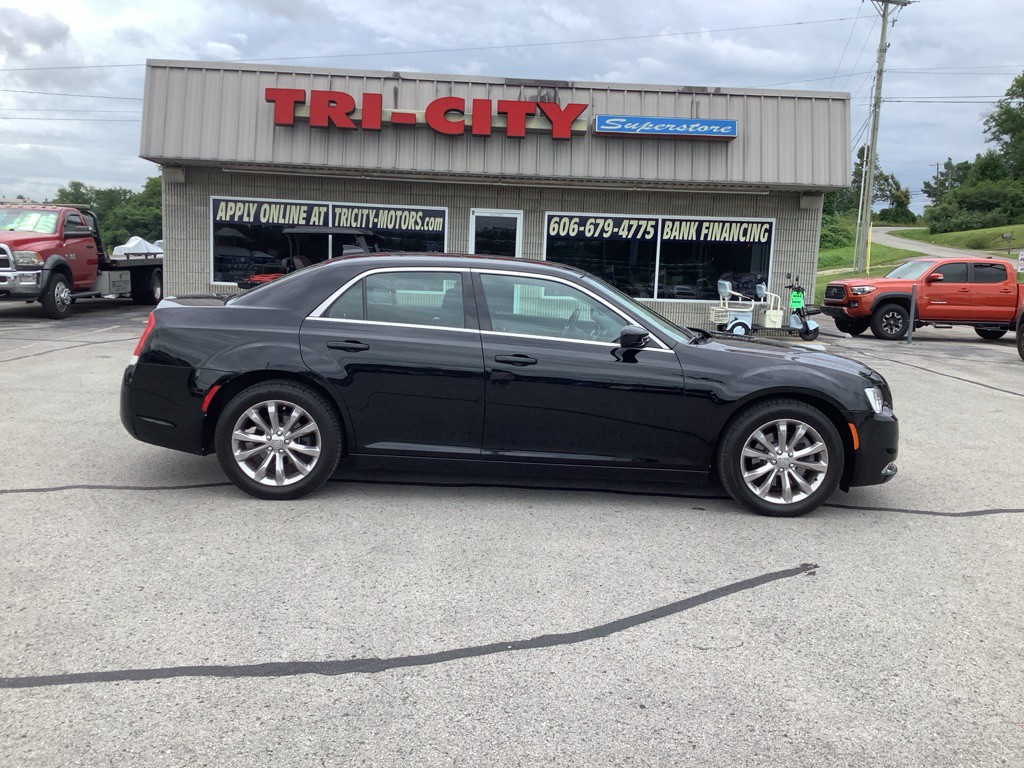 2018 Chrysler 300 Image 5