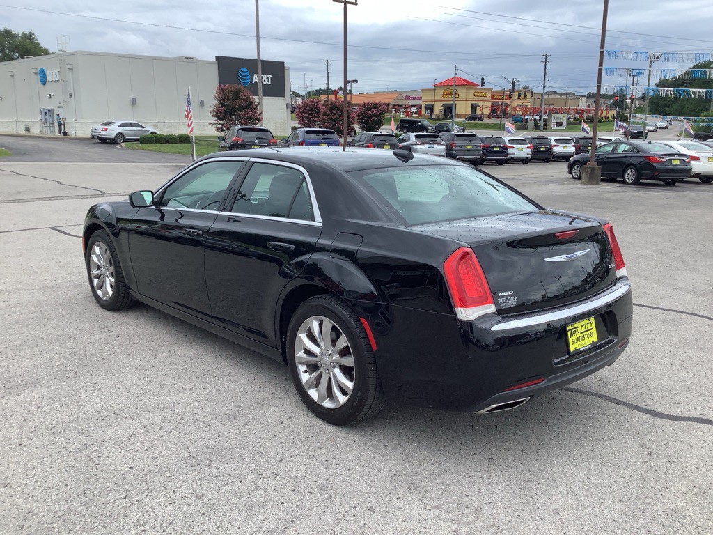2018 Chrysler 300 Image 9