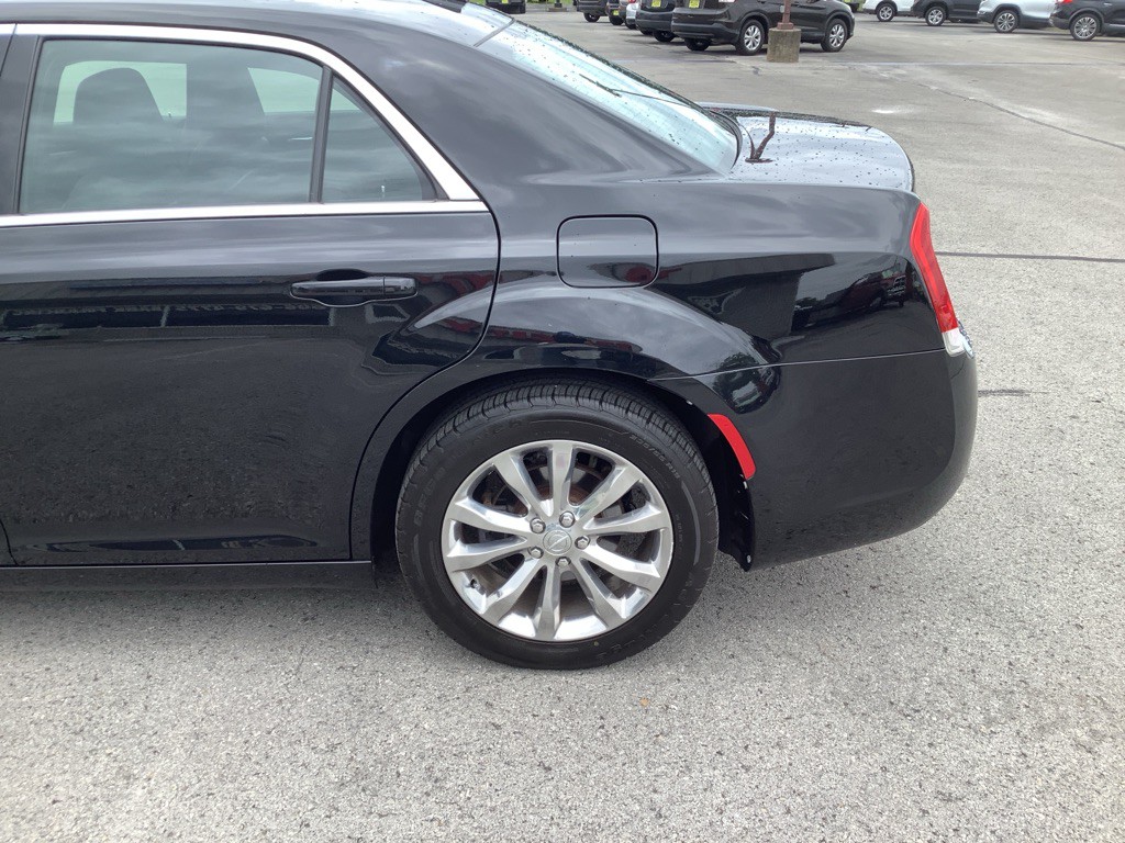2018 Chrysler 300 Image 10