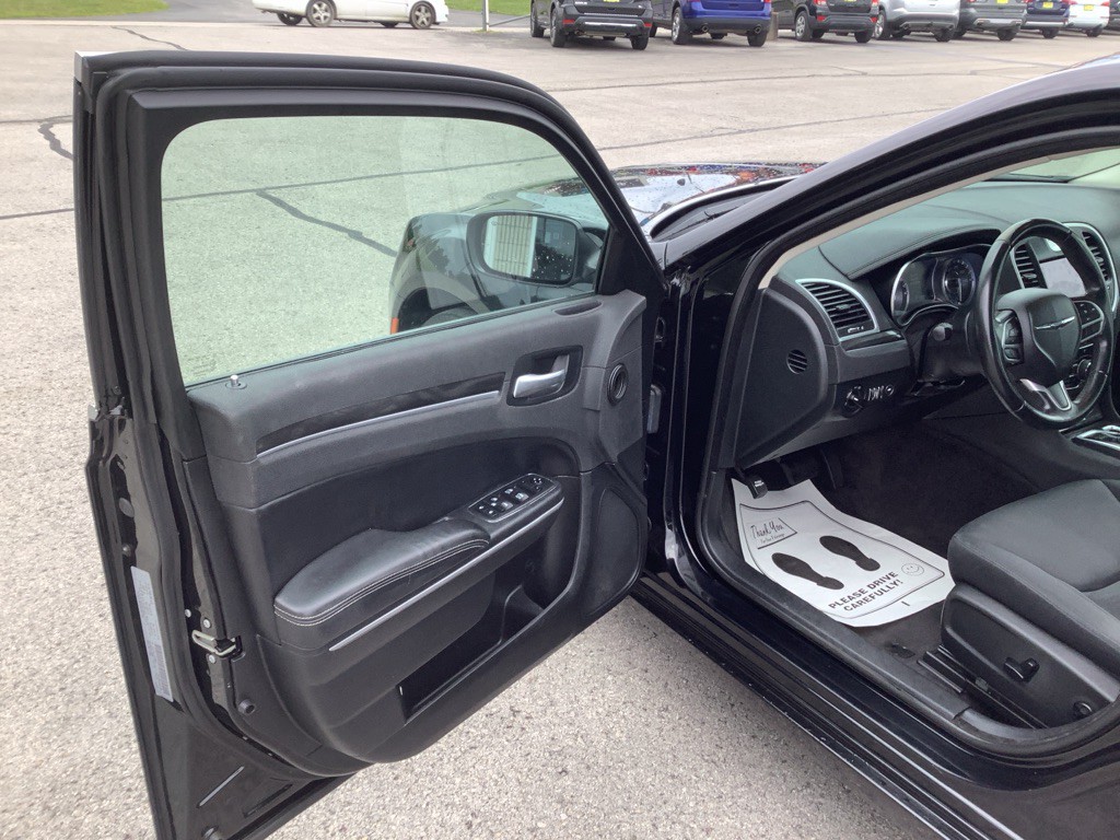 2018 Chrysler 300 Image 11