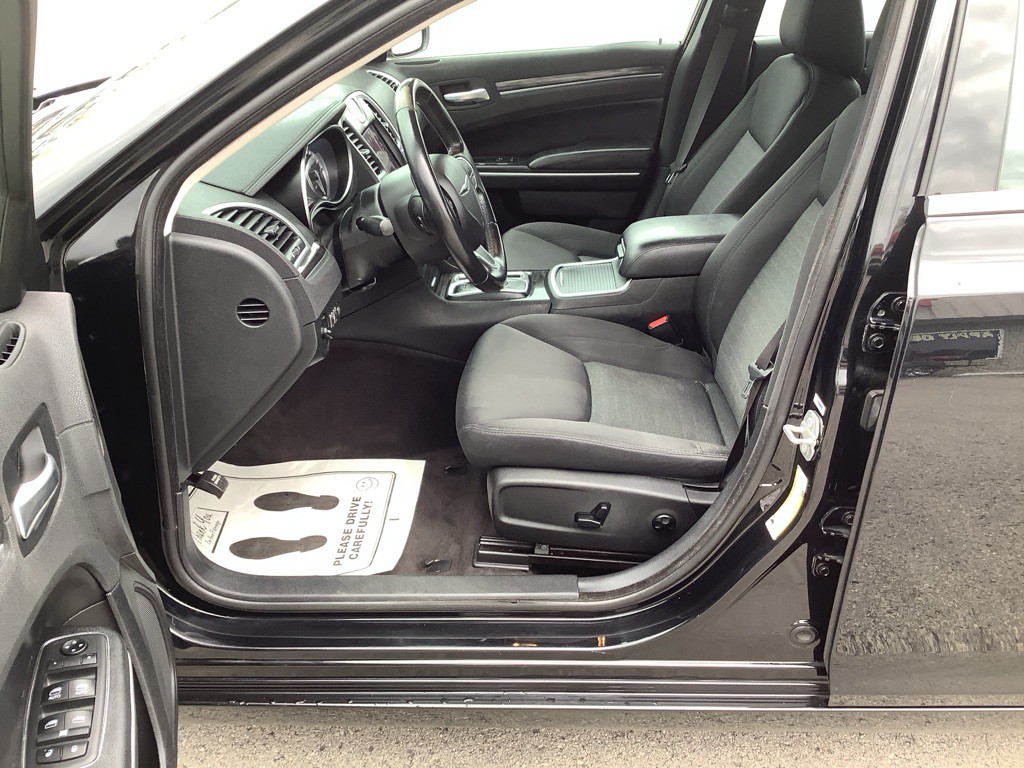 2018 Chrysler 300 Image 12