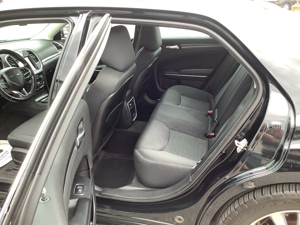 2018 Chrysler 300 Image 13