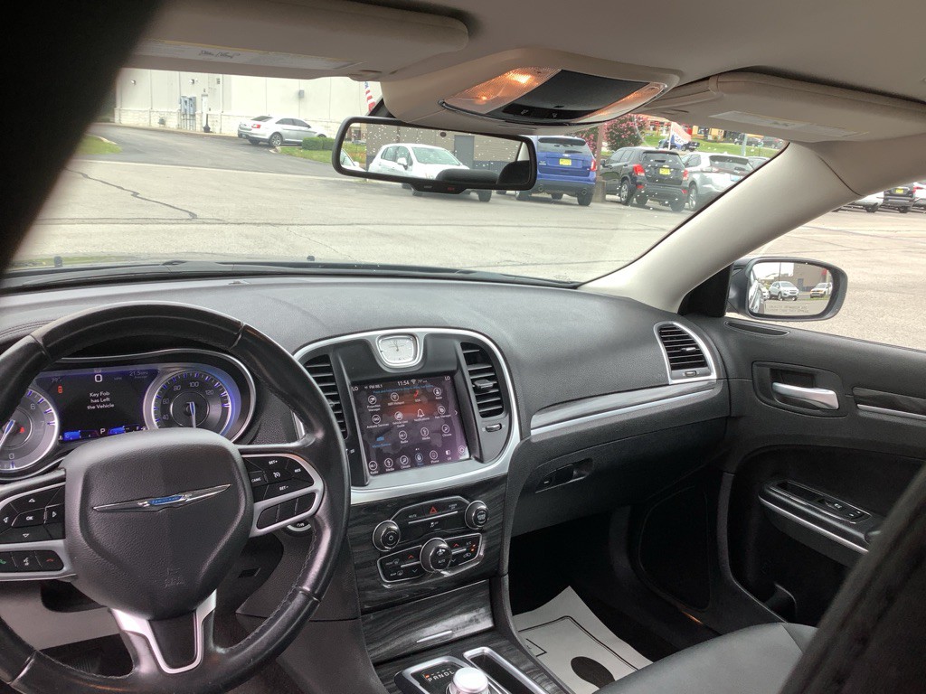 2018 Chrysler 300 Image 15