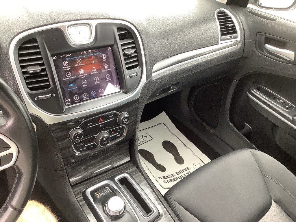 2018 Chrysler 300 Image 17