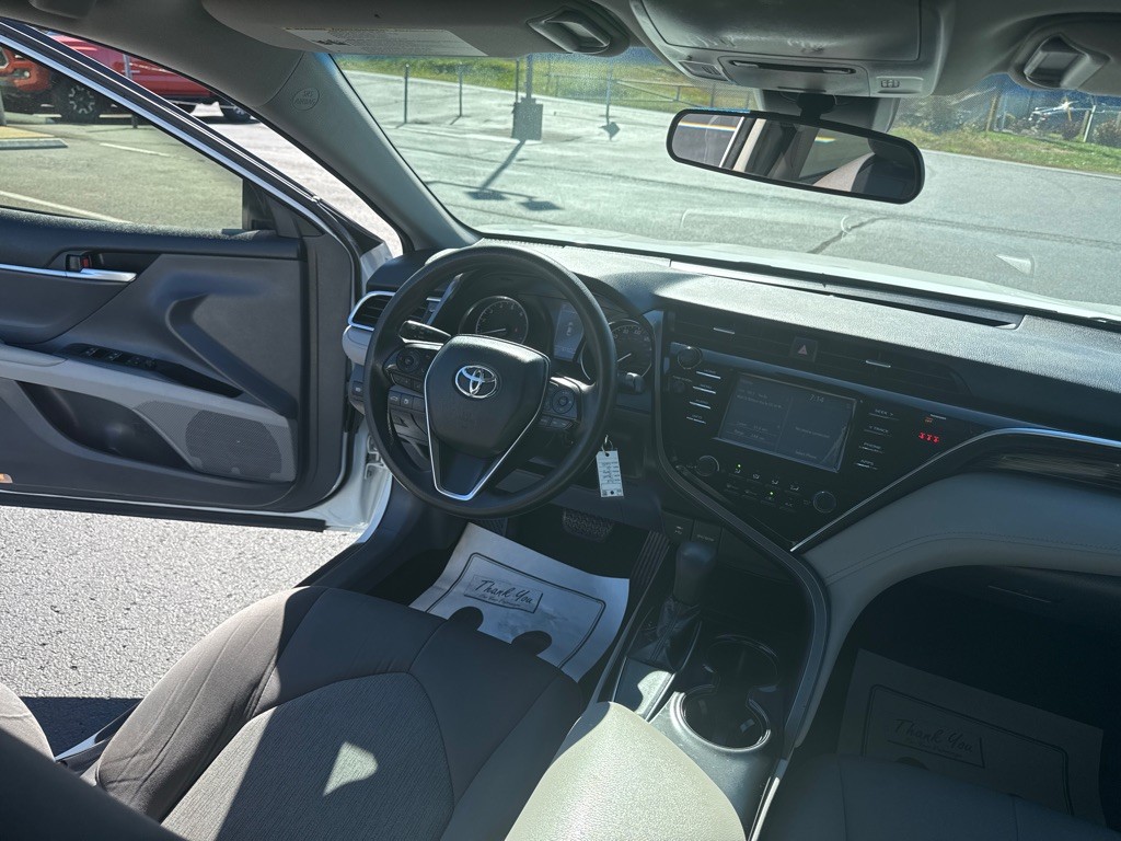 2018 Toyota Camry Image 17