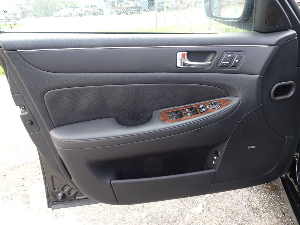 2009 Hyundai Genesis Image 12