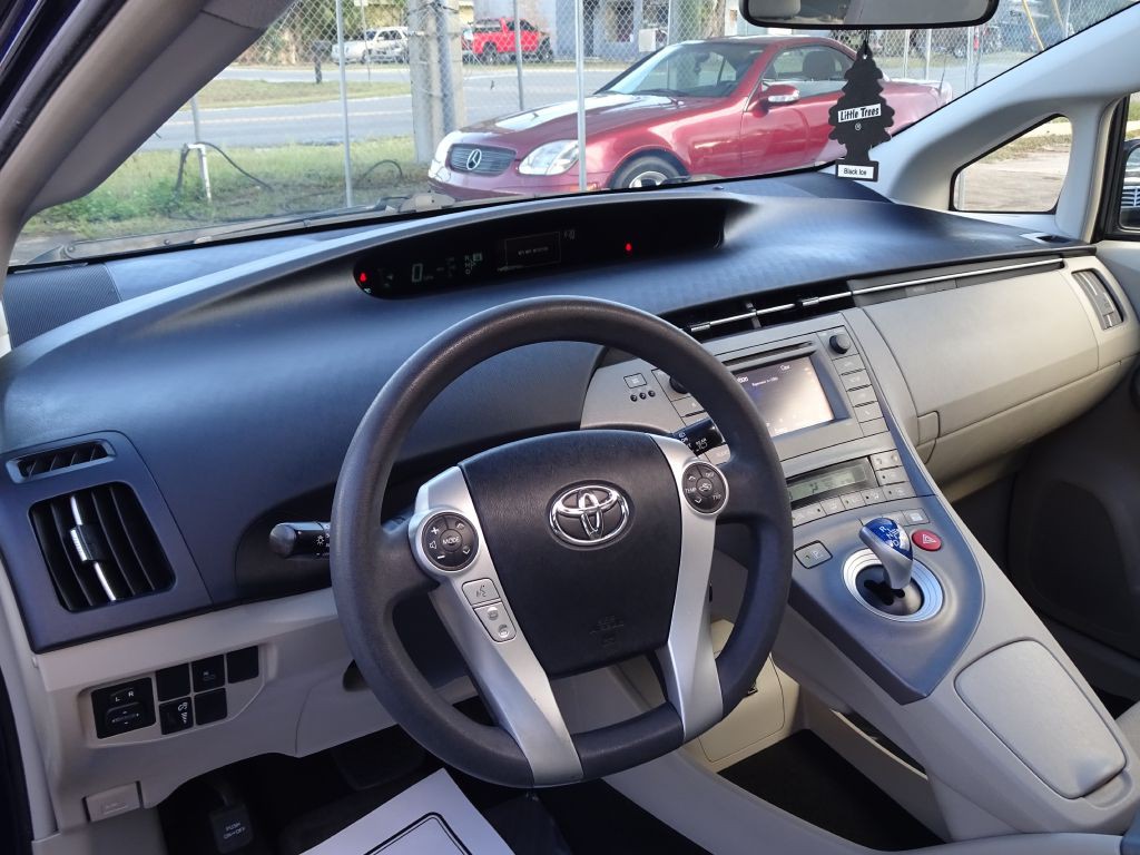 2013 Toyota Prius Image 11