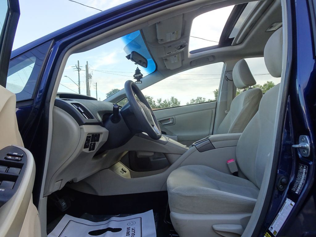 2013 Toyota Prius Image 12