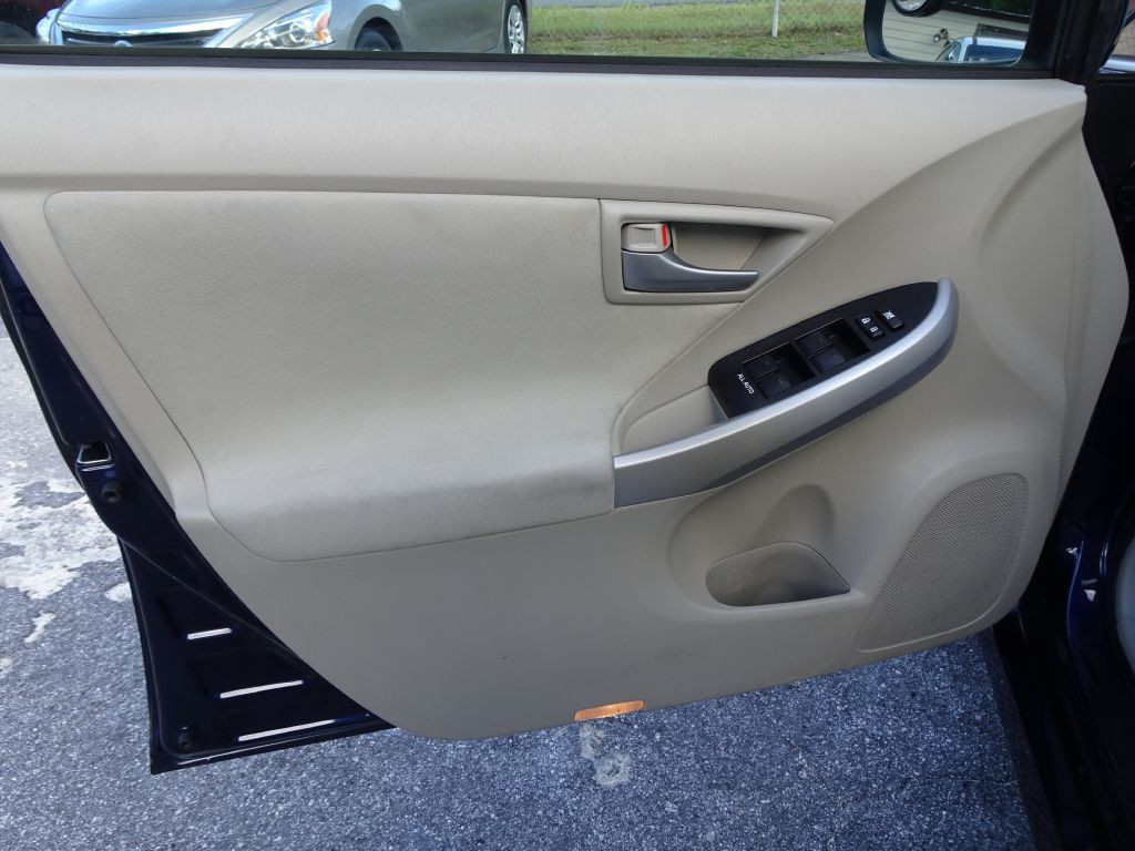 2013 Toyota Prius Image 13