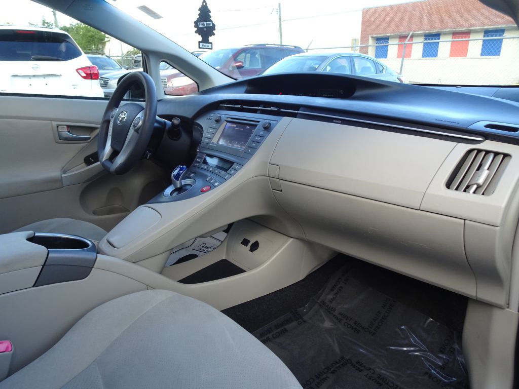 2013 Toyota Prius Image 16