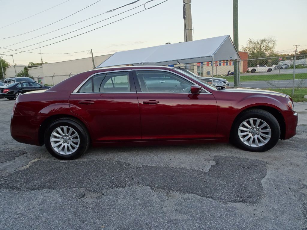 2014 Chrysler 300 Image 4