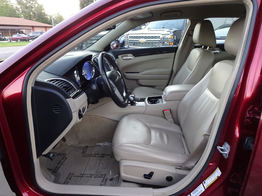 2014 Chrysler 300 Image 11