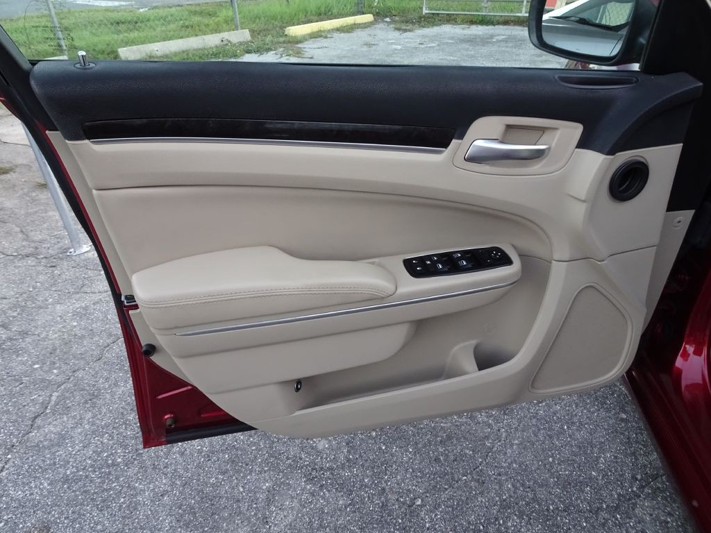 2014 Chrysler 300 Image 12