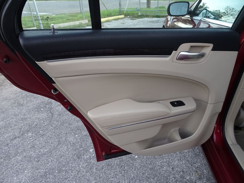 2014 Chrysler 300 Image 14