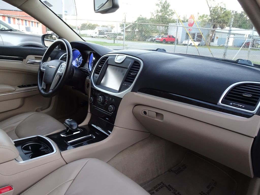 2014 Chrysler 300 Image 15