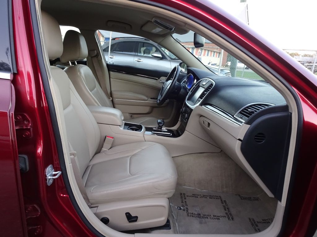 2014 Chrysler 300 Image 16