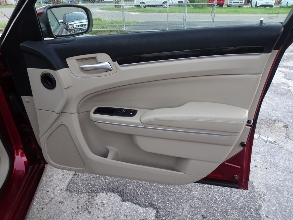 2014 Chrysler 300 Image 17