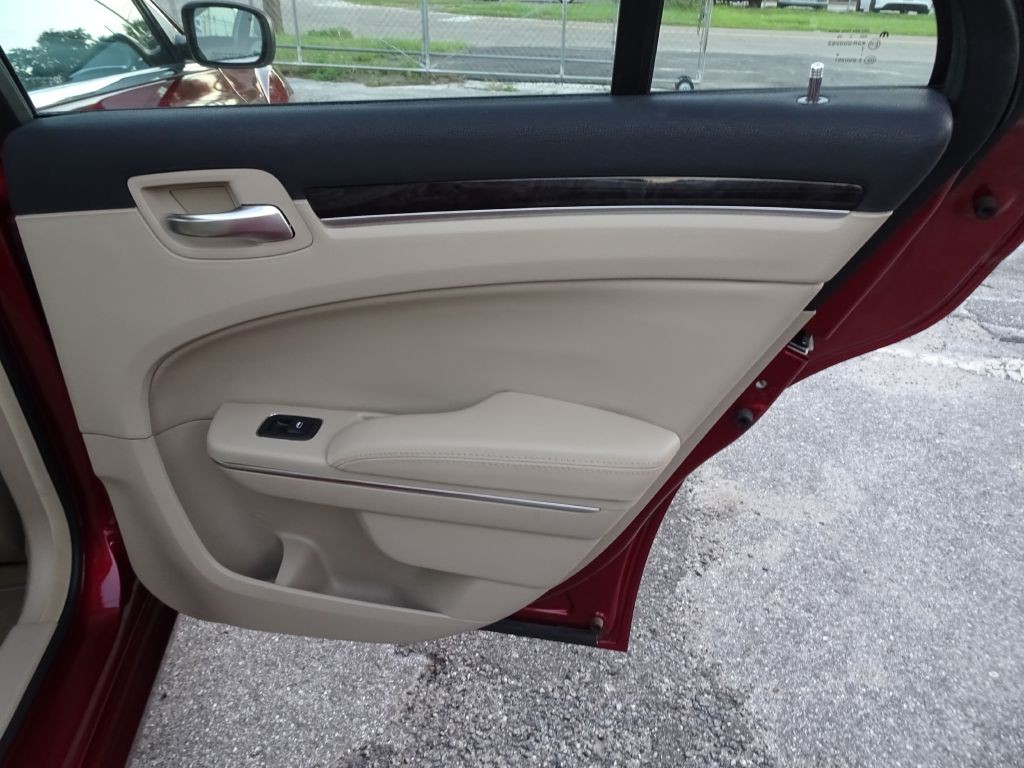 2014 Chrysler 300 Image 19