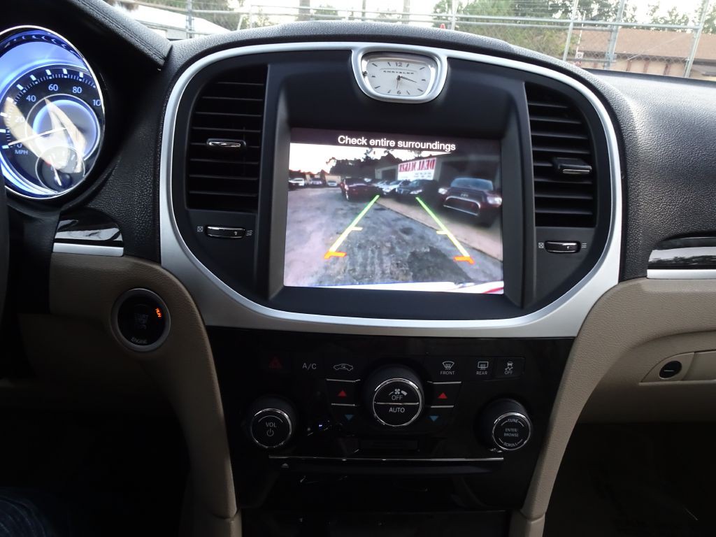 2014 Chrysler 300 Image 22