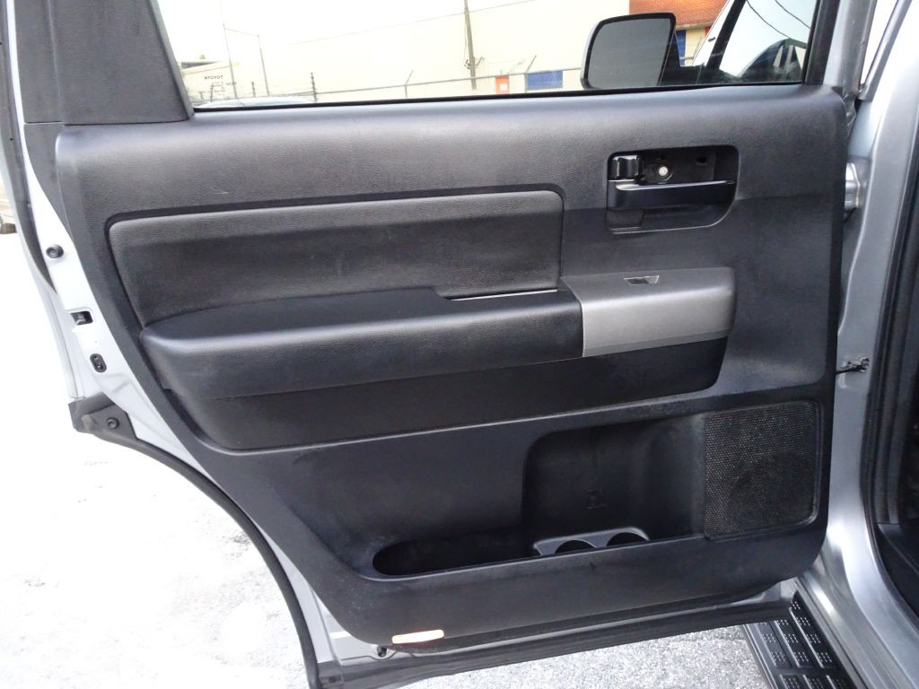 2016 Toyota Sequoia Image 15