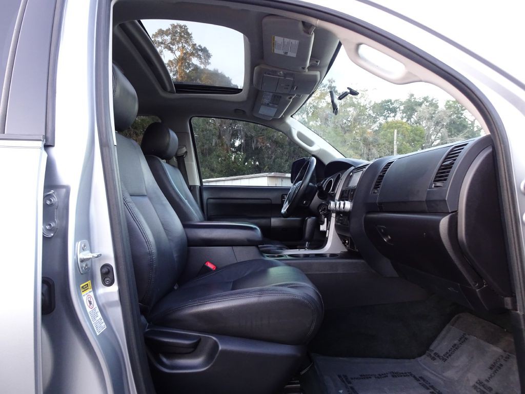 2016 Toyota Sequoia Image 17