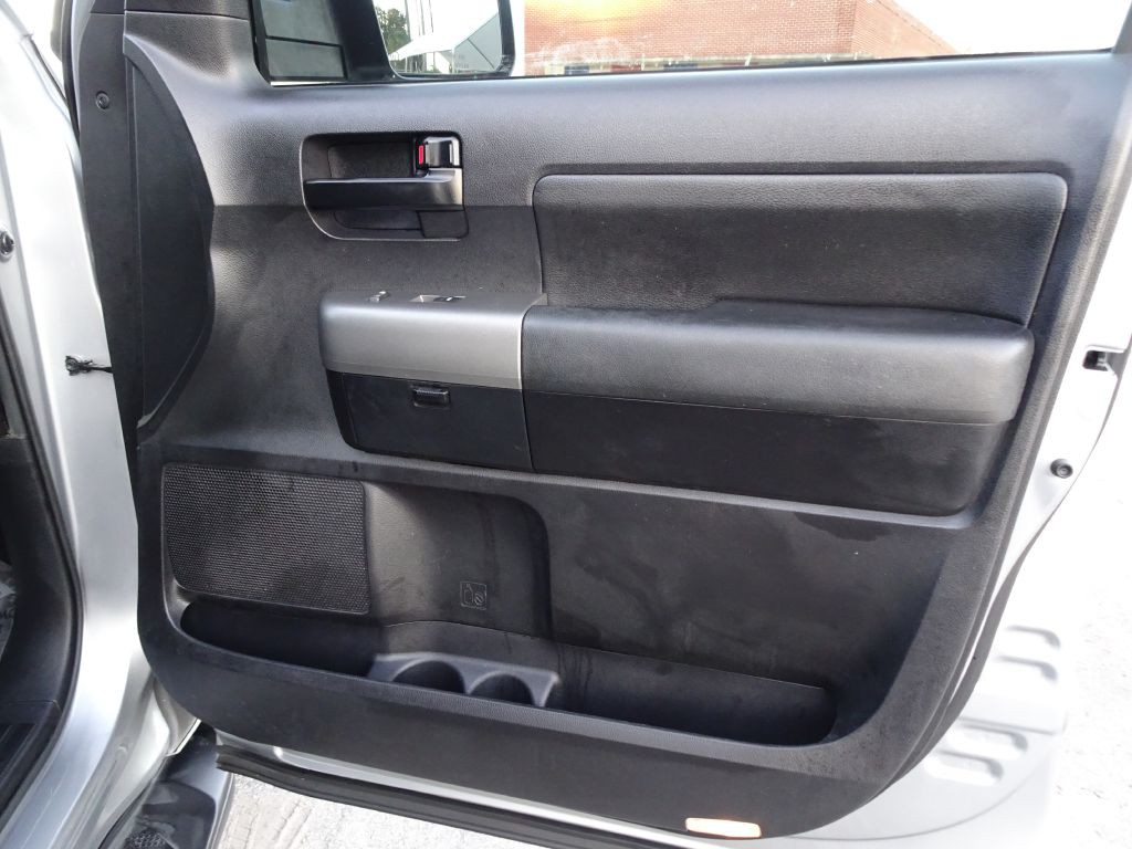 2016 Toyota Sequoia Image 18