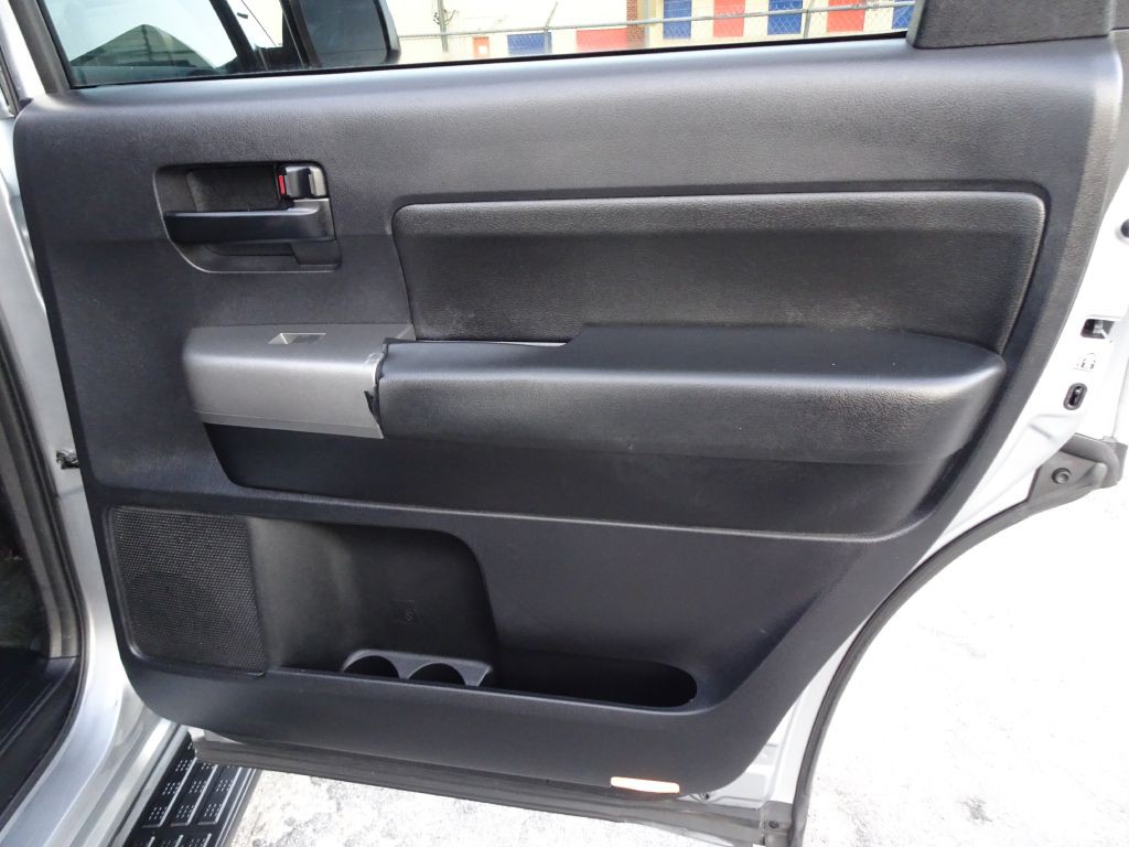 2016 Toyota Sequoia Image 20