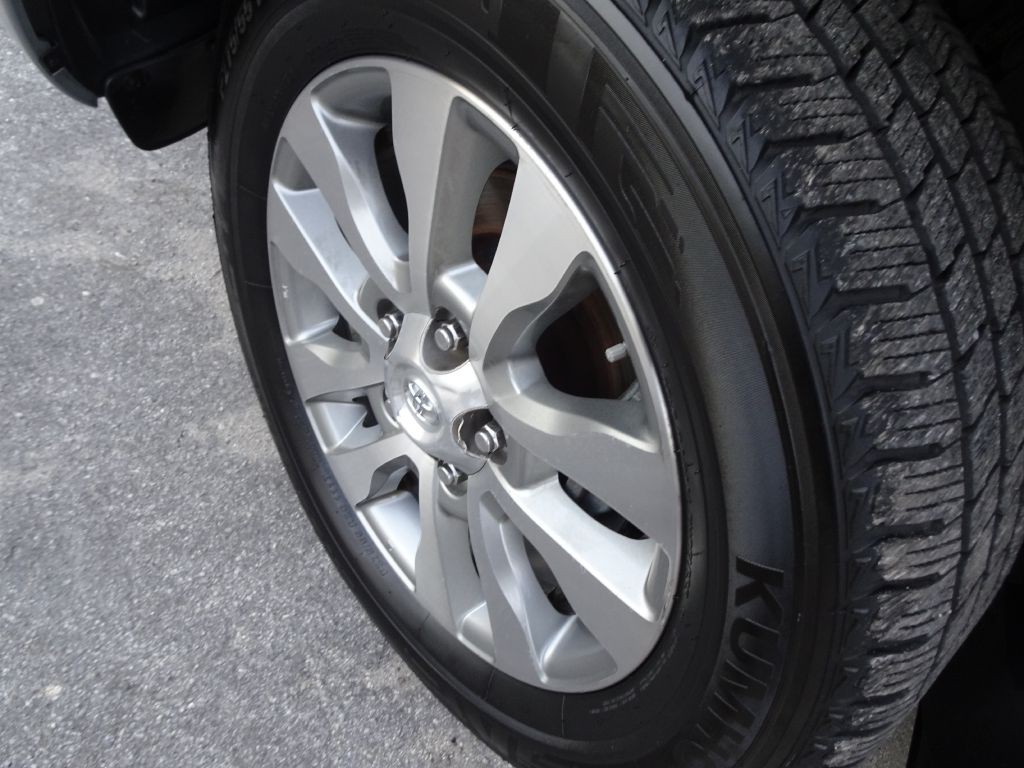 2016 Toyota Sequoia Image 28