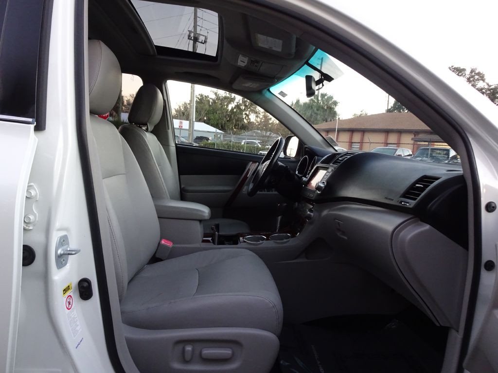 2011 Toyota Highlander Image 16