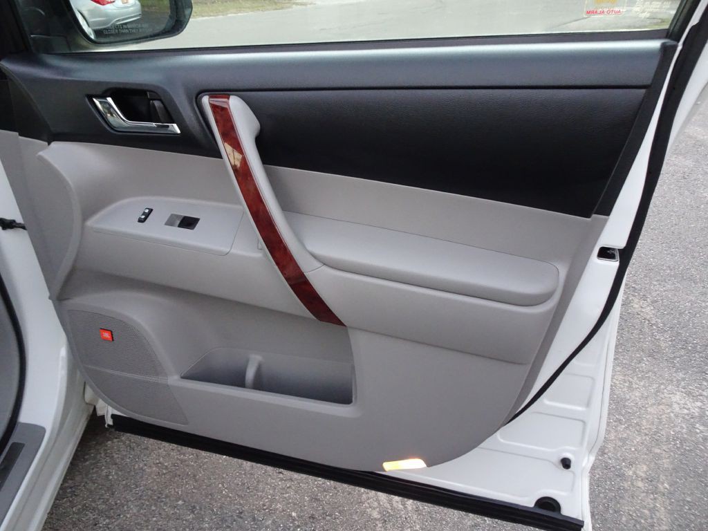 2011 Toyota Highlander Image 17