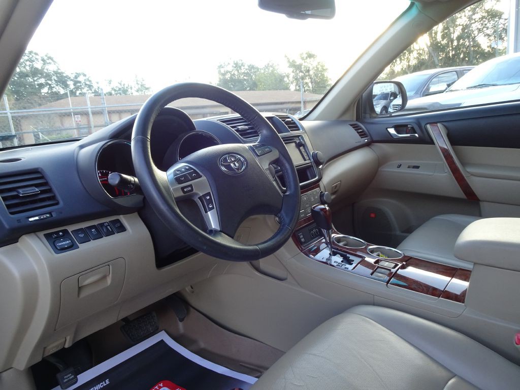 2013 Toyota Highlander Image 10
