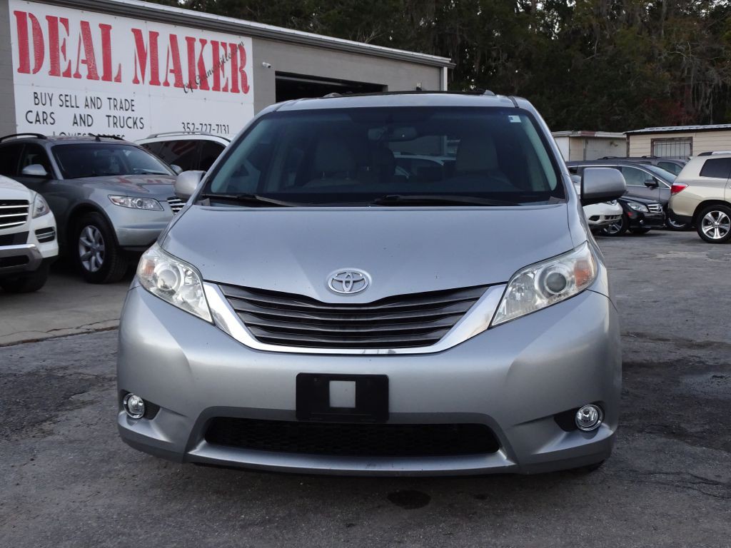 2011 Toyota Sienna Image 2