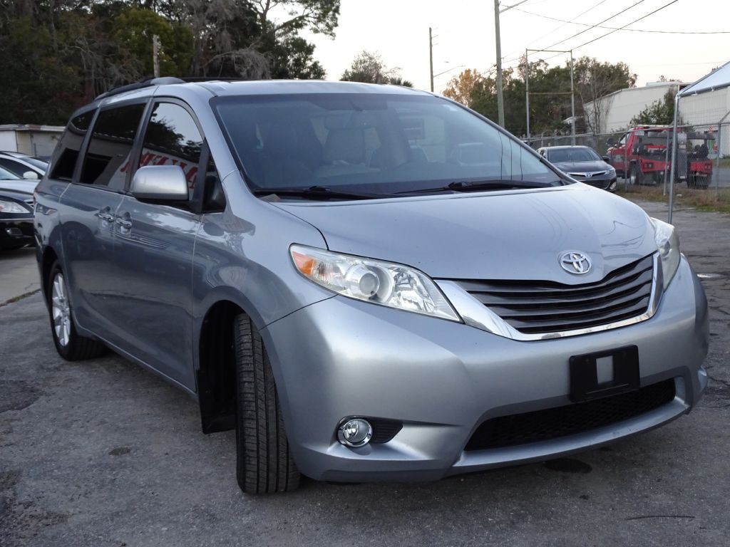 2011 Toyota Sienna Image 3