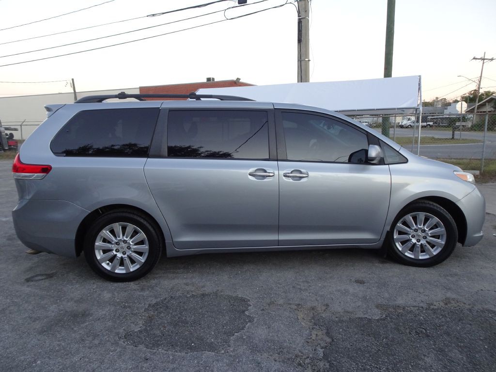 2011 Toyota Sienna Image 4