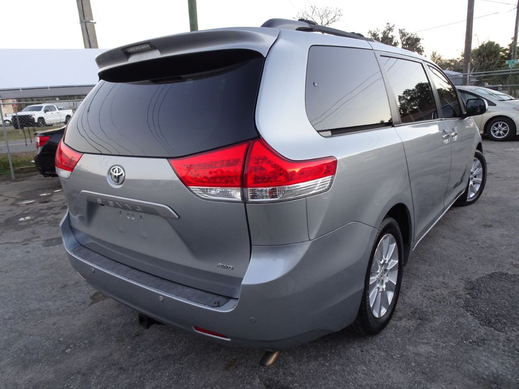 2011 Toyota Sienna Image 5