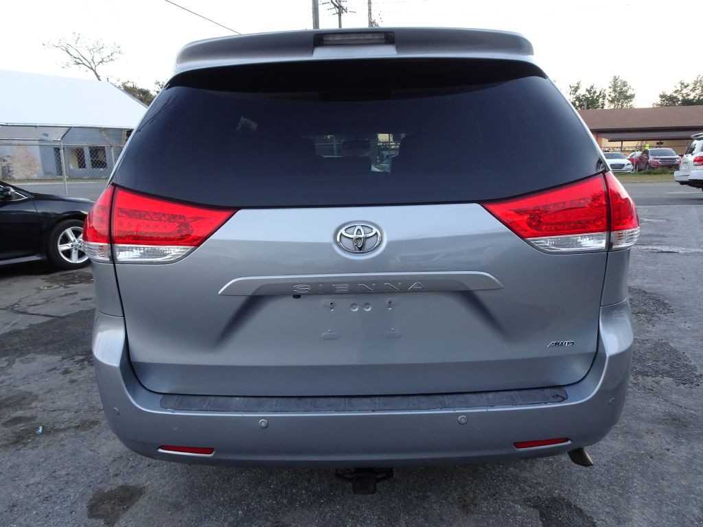 2011 Toyota Sienna Image 6