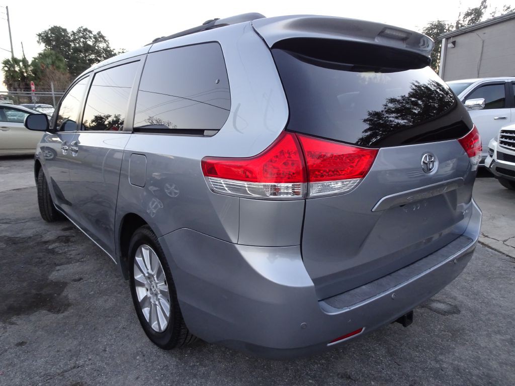 2011 Toyota Sienna Image 7